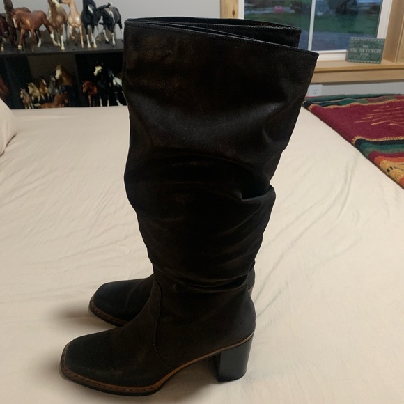 Black ruched boot. - Picture 3 of 7